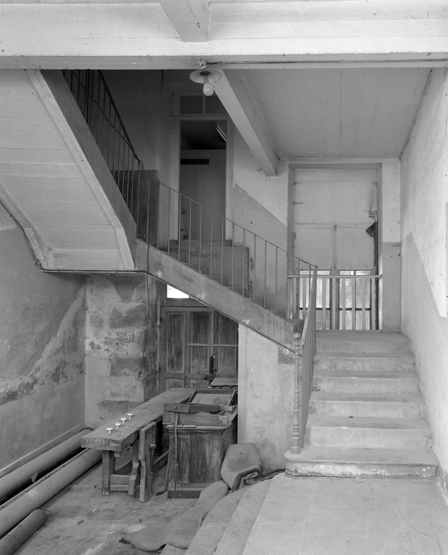Vue générale de l'escalier tournant à retours, desservant les ateliers de tissage. 