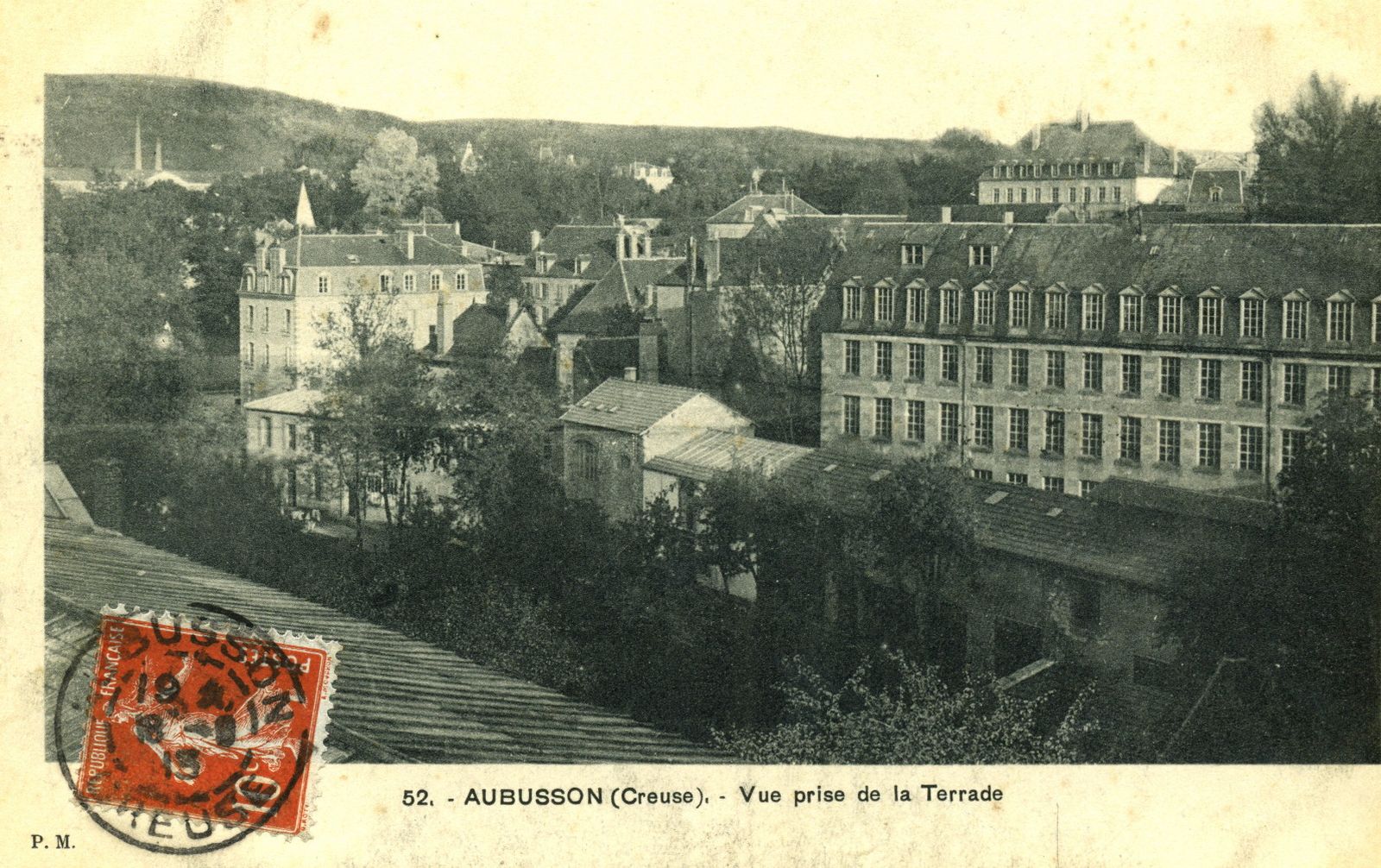 Carte postale du 1er quart du 20e siècle : vue prise depuis le quartier de La Terrade, avec, à droite, l'usine Braquenié, avant l'incendie de 1927 (AC Aubusson). 
