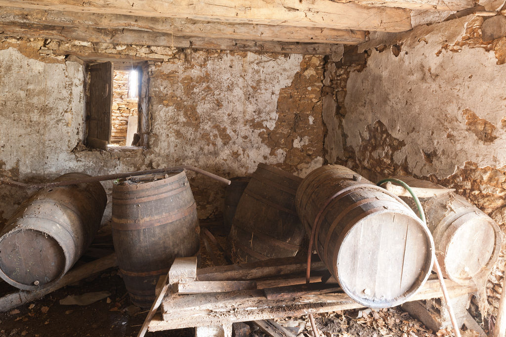 Vue intérieure de la cabane : barriques de vin.