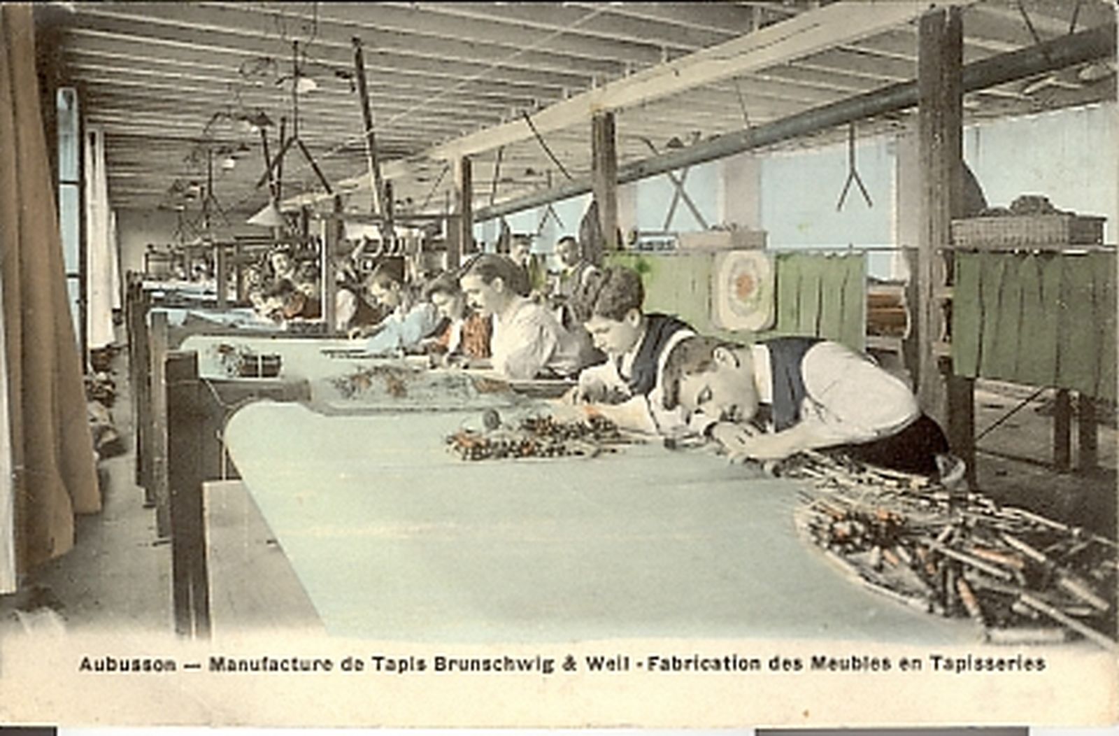 Carte postale (1er quart 20e siècle) de la manufacture Brunschwig et Weil : un atelier de fabrication de meubles en tapisserie (collection particulière)