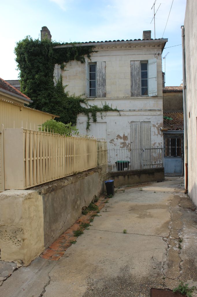 Rue Michel Audoy : maison en retrait de la rue.