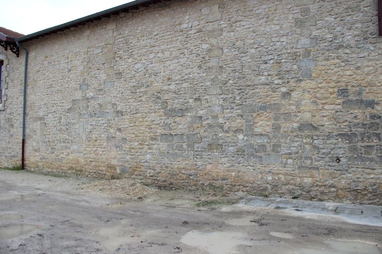Chais et cuviers : mur occidental avec traces d'anciennes baies.