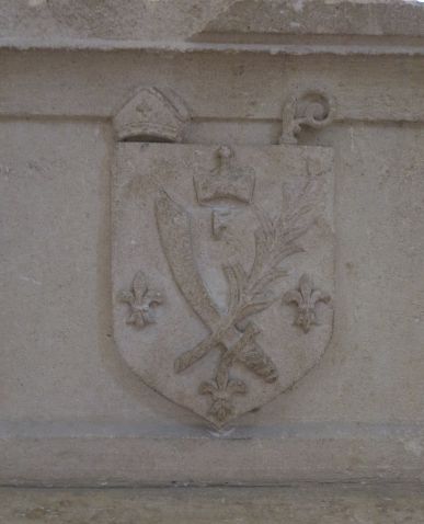 Armoiries de Saint-Savin sur le mur au-dessus de la crypte de l'église.