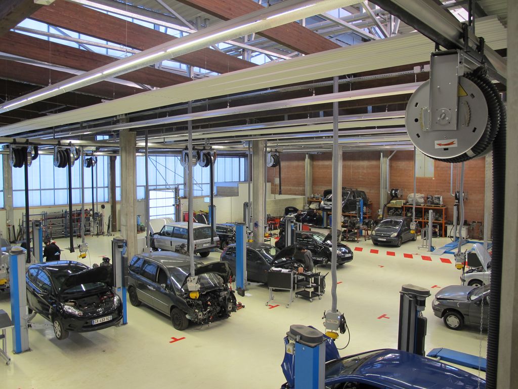 Ateliers de mécanique automobile.