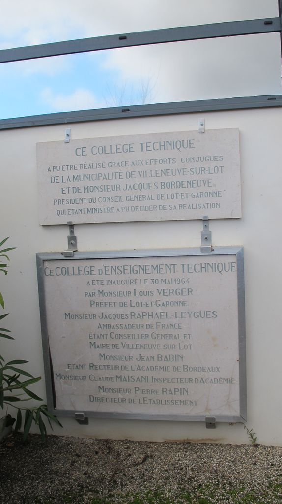 Plaque commémorative de l'inauguration du lycée le 30 mai 1964. (mur sur cour du bâtiment administratif)