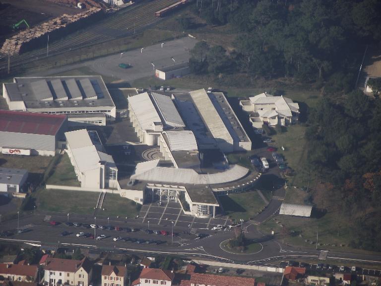 Vue aérienne du lycée avant construction de la halle des sports