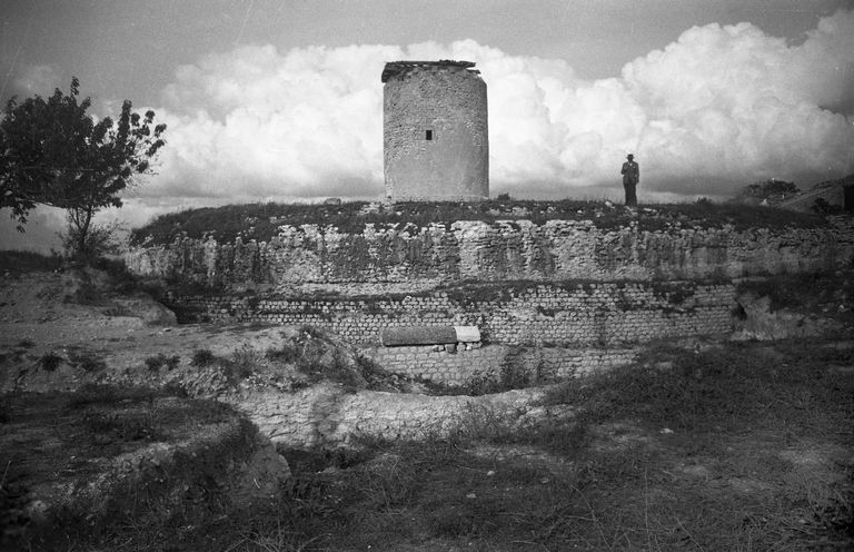 Le moulin et le soubassement du temple vers 1960.