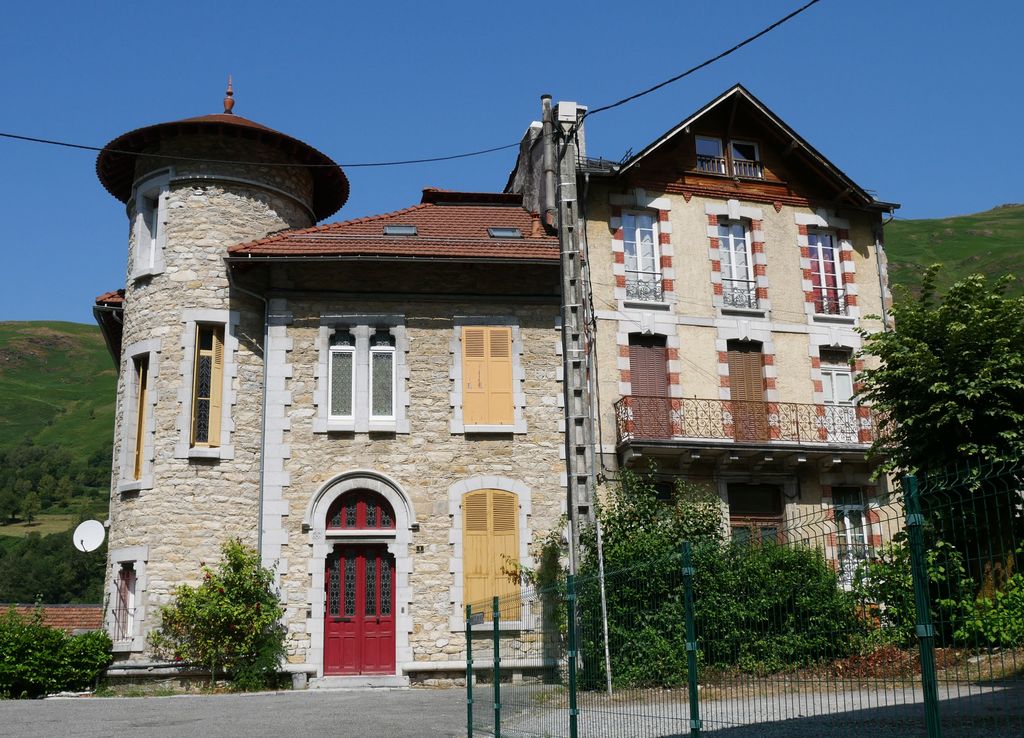 Villa Meunier et ancienne maison Grousset. Façades sur la rue Valéry Meunier.