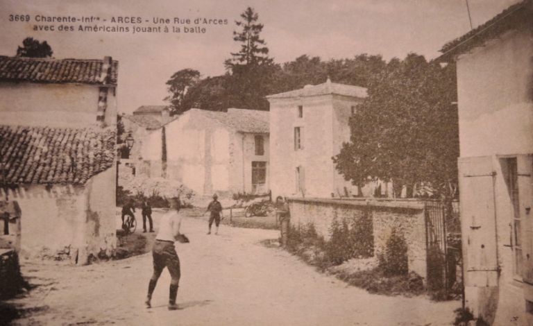 Soldats américains jouant dans la rue principale du bourg à la fin de la Première Guerre mondiale.