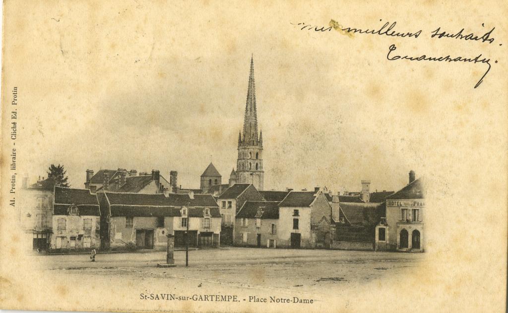 Place Notre-Dame, carte postale ancienne.