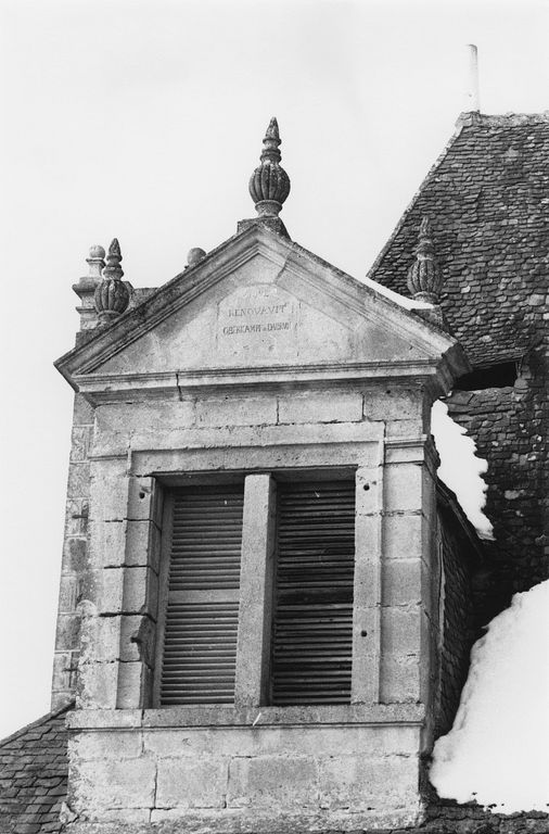Lucarne sur cour du pavillon nord-ouest ; tympan de fronton portant la date 