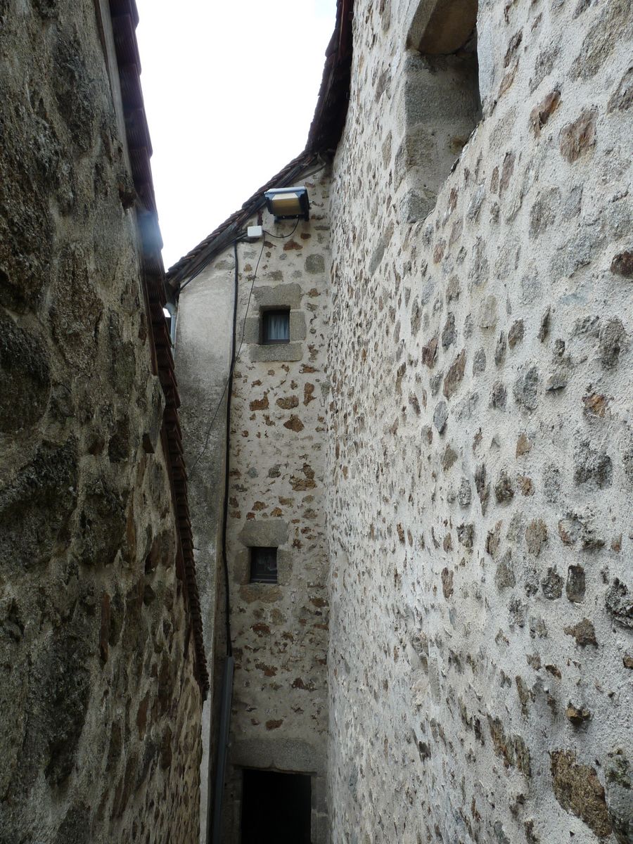 Vue générale de la tour d'escalier, avec la porte d'entrée nord, surmontée d'un linteau en accolade. 