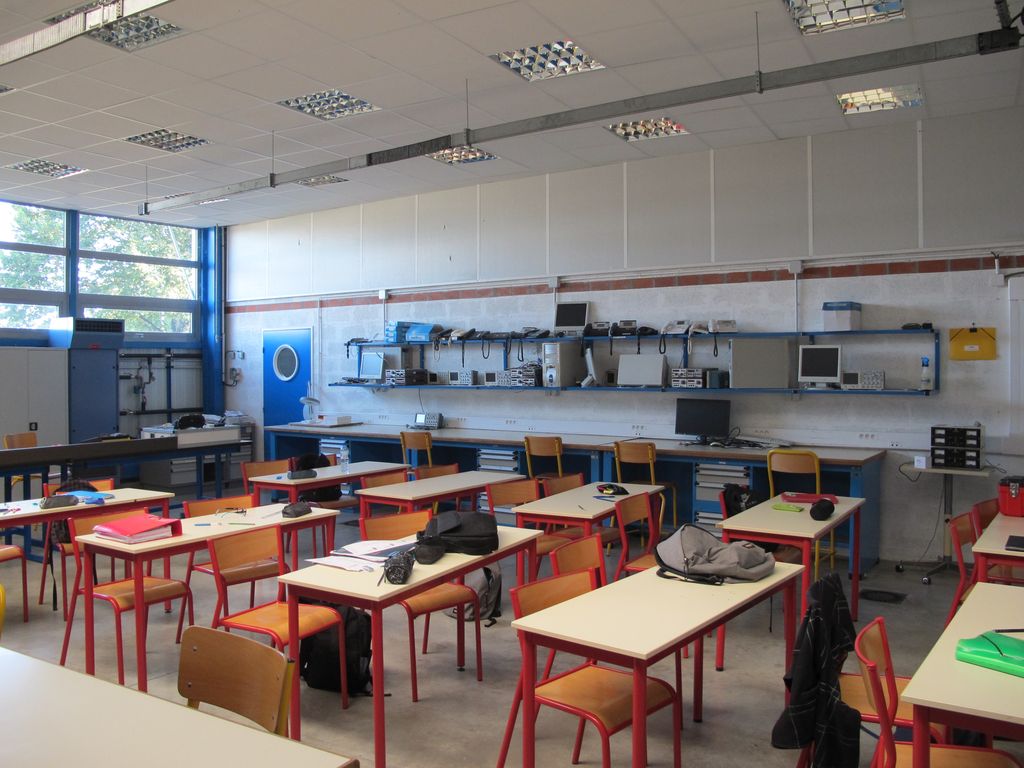Salle de cours métiers de l'électricité environnements connectés.