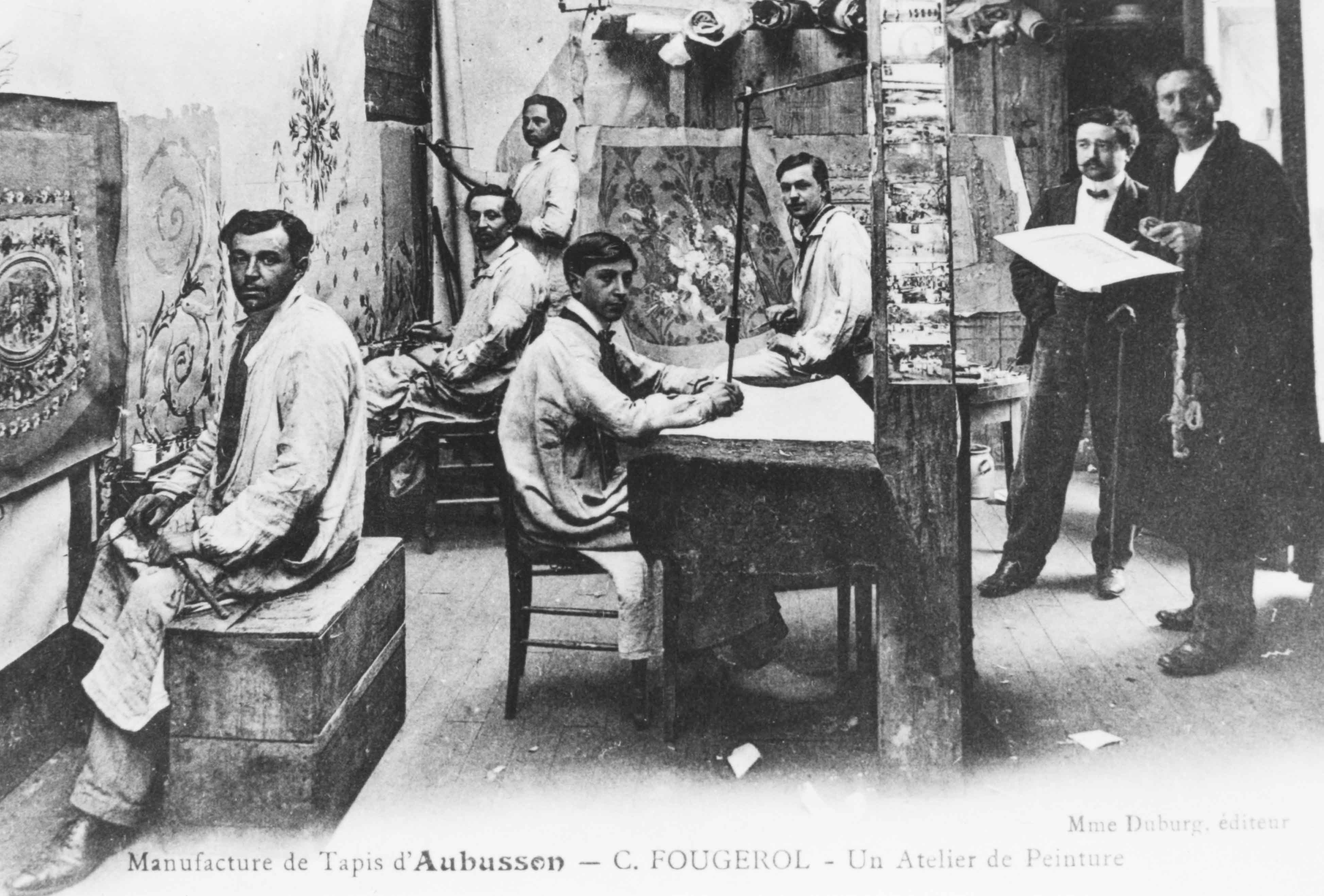 Carte postale du début du 20e siècle, représentant un atelier de peintre-cartonnier de la manufacture Constant Fougerol (Centre de documentation du Musée départemental de la Tapisserie). 