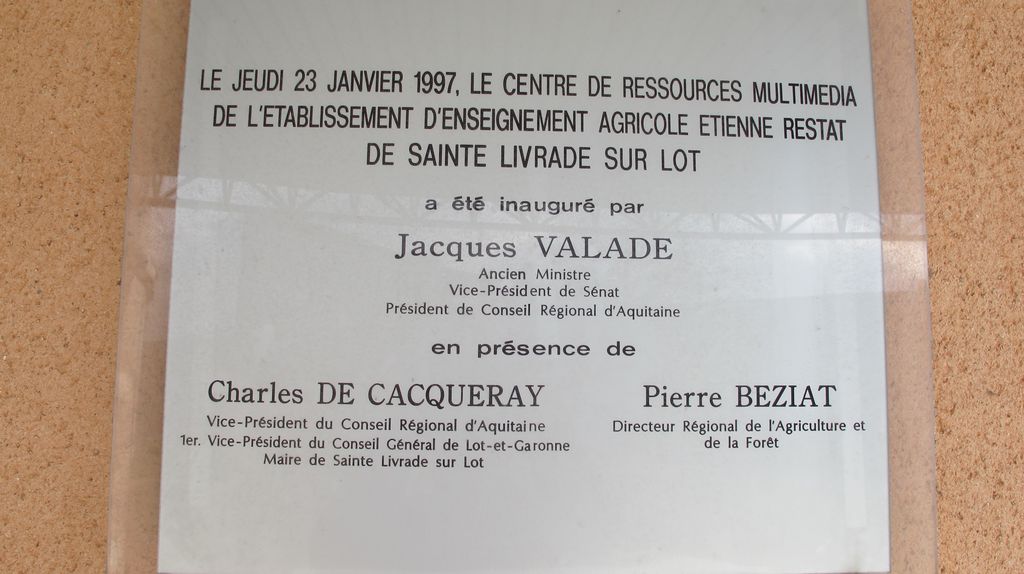 Plaque commémorative de l'inauguration du CDI centre de ressources multimédia (23 janvier 1997).