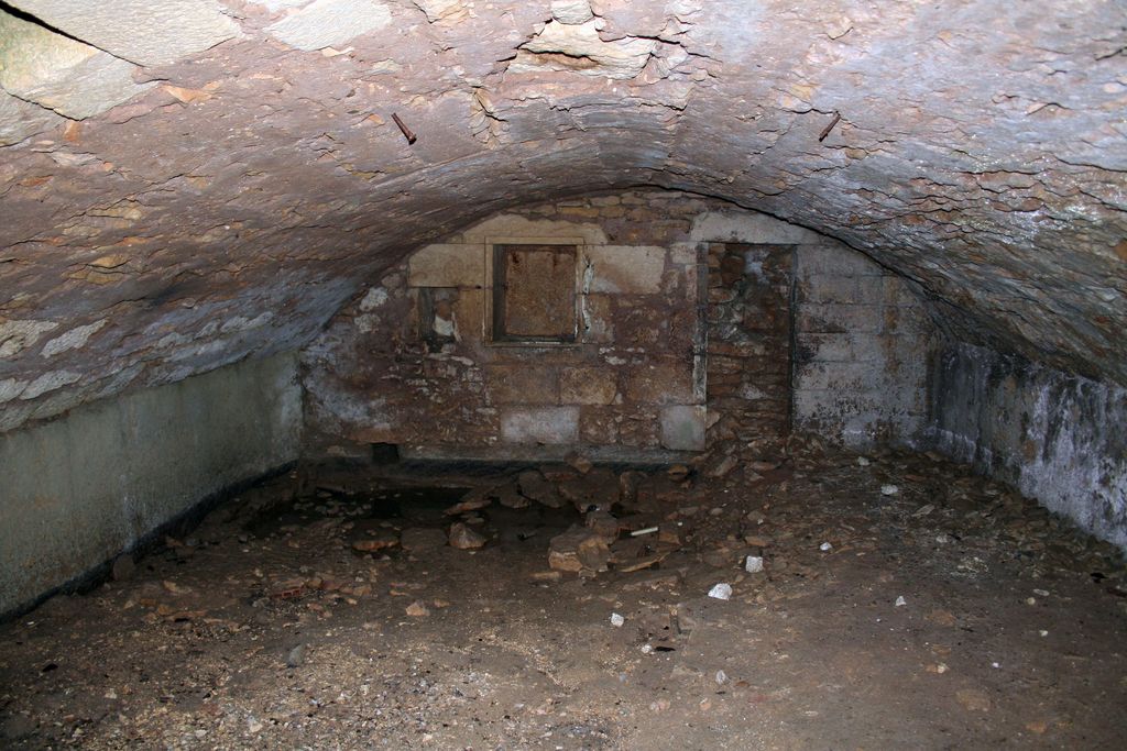 Vue d'ensemble vers le sud de la cave voûtée dans le deuxième sous-sol du 