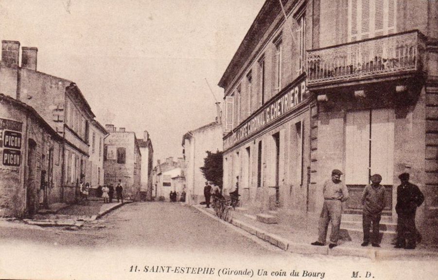 Carte postale, début 20e siècle (collection particulière) : Un coin du bourg.