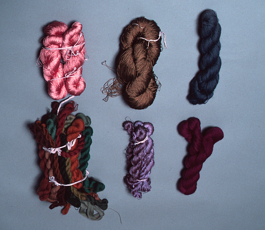 Echeveaux de fils de laine et de soie utilisés dans la tapisserie de basse lisse.