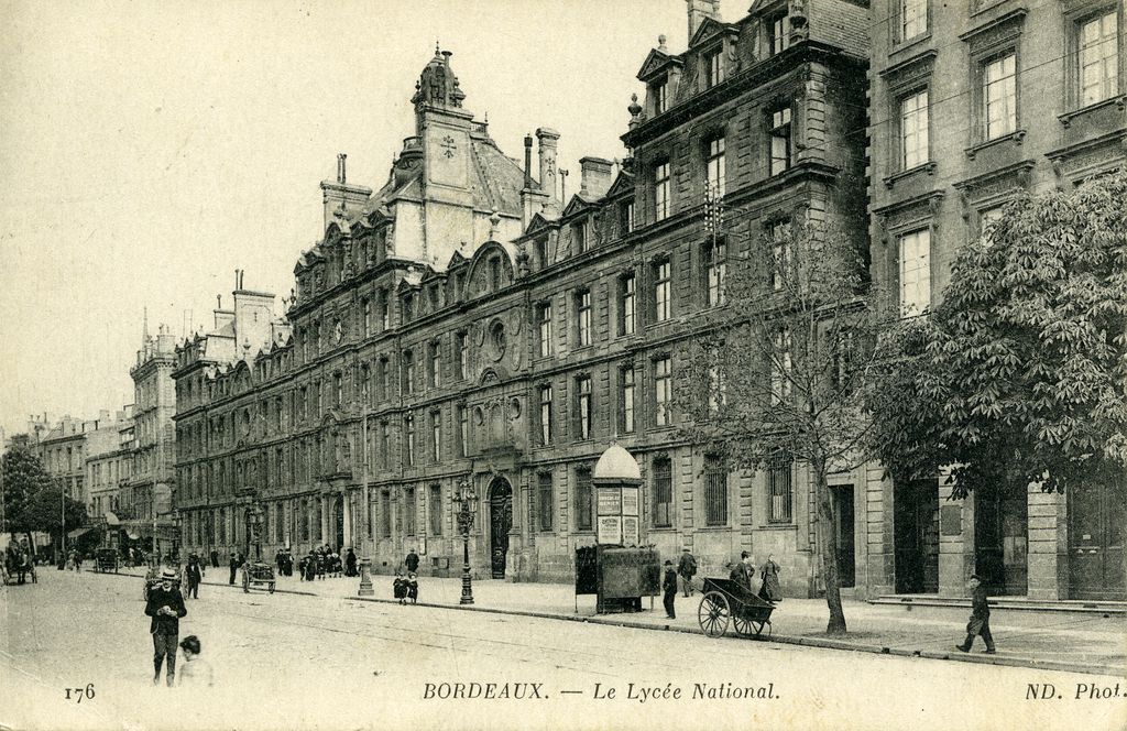La façade sur le cours Victor Hugo au début du XXe siècle.