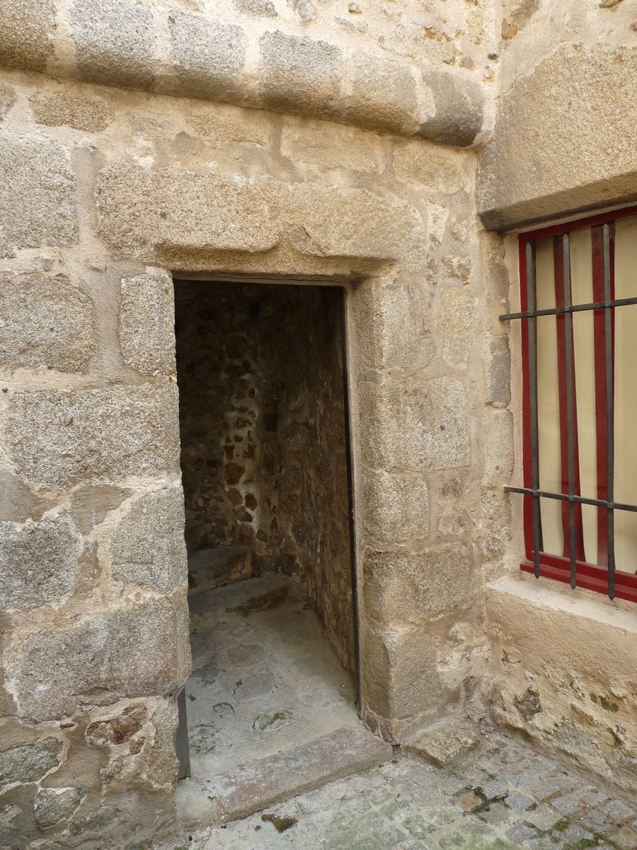 Détail de la porte d'entrée ouest de la tour d'escalier, sur la cour, avec un linteau en accolade. 