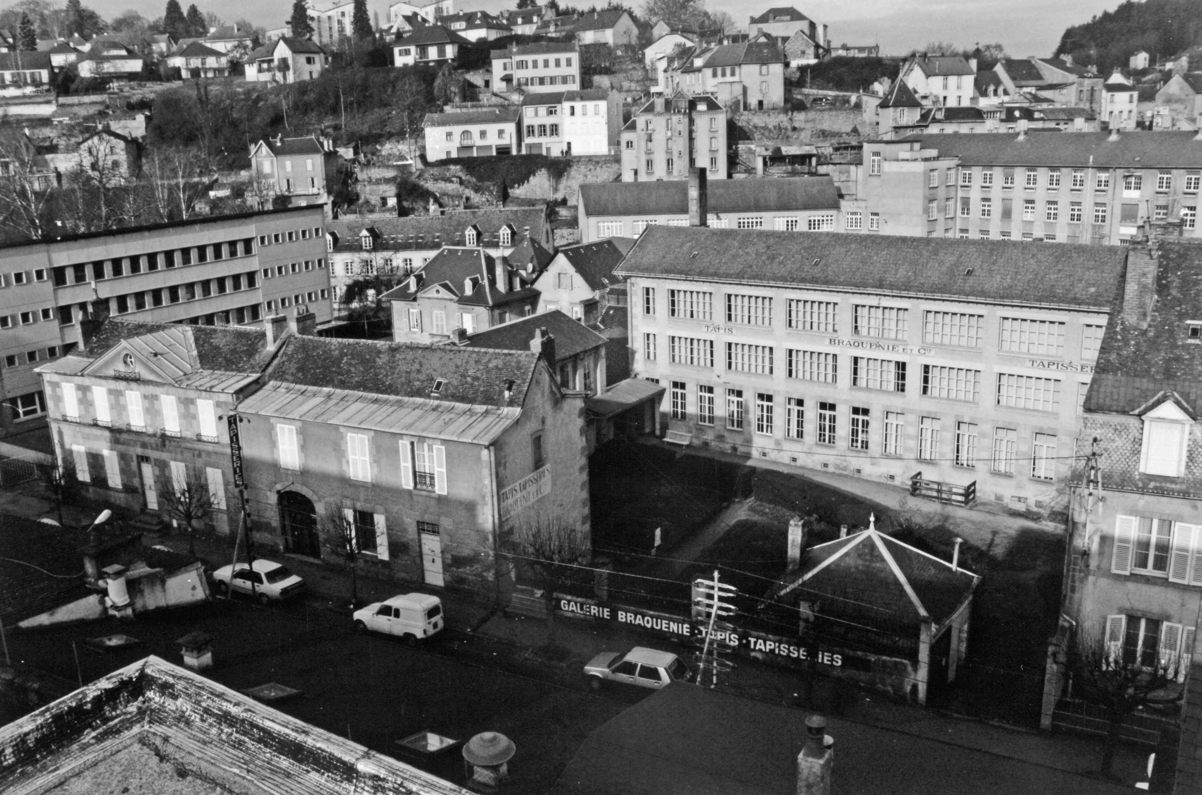 La manufacture Braquenié dans le tissu urbain, vue depuis les hauteurs du quartier Saint-Jean (reportage photographique de L. Yeghicheyan, 1992, Aubusson, Musée départemental de la Tapisserie)