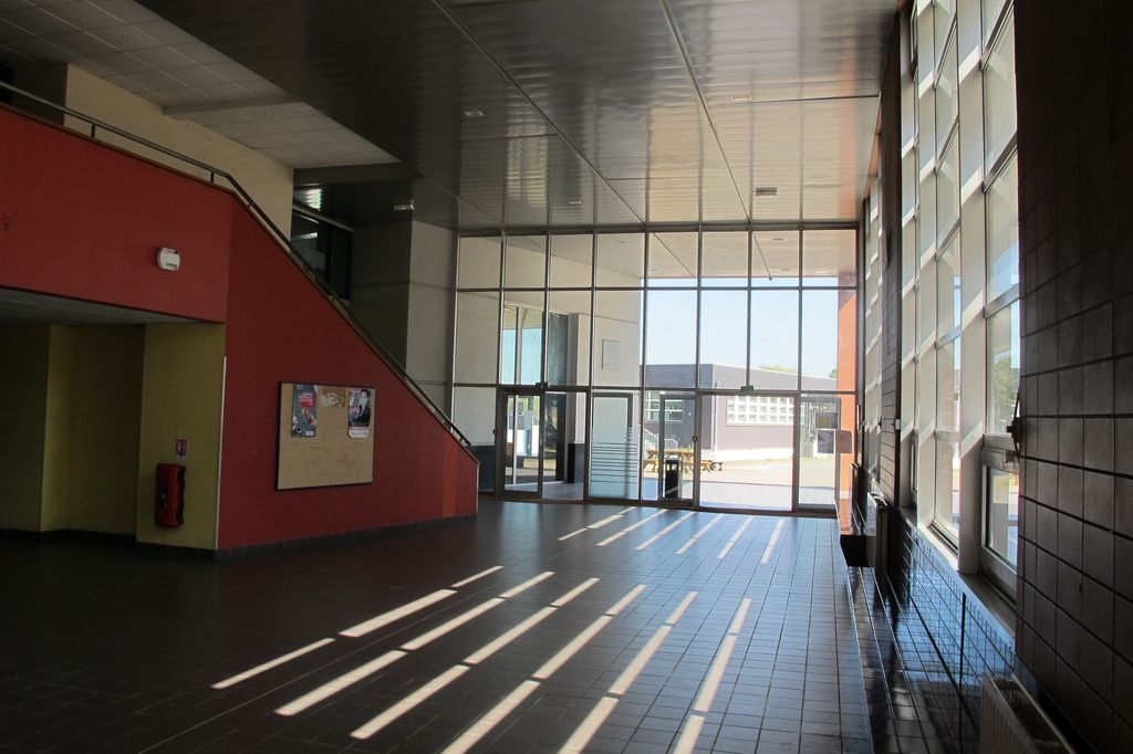 Hall du bâtiment de l'espace lycéen et des salles de cours.