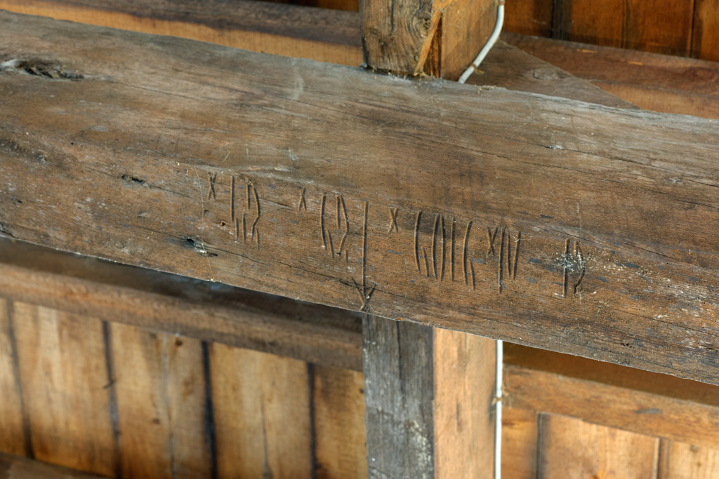 Cuvier, charpente : détail de marque de provenance du bois.