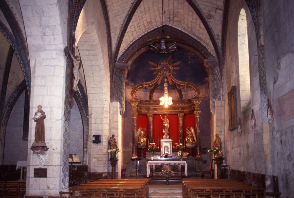 Vue intérieure : champ dans la nef vers le choeur (en 1992).