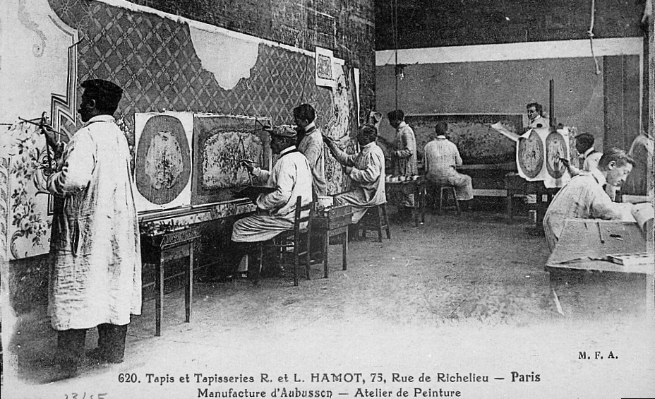 Carte postale (1er quart 20e siècle) d'un atelier de peinture, avec les cartonniers au travail (collection particulière)