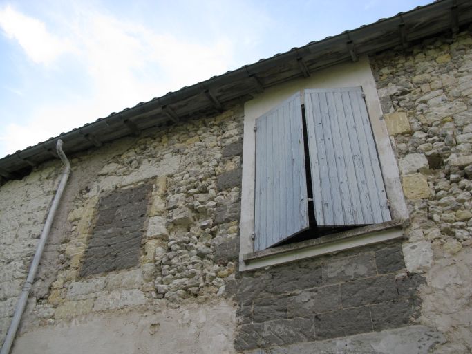 Détail des ouvertures et traces d'anciennes ouvertures et de reprises sur la façade est.