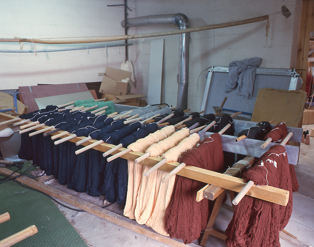 Détail des écheveaux de laine dans le séchoir.