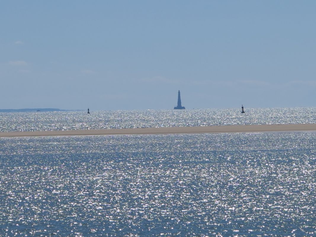 Ile de sable, balises et le phare de Cordouan vus depuis le phare de la Coubre.