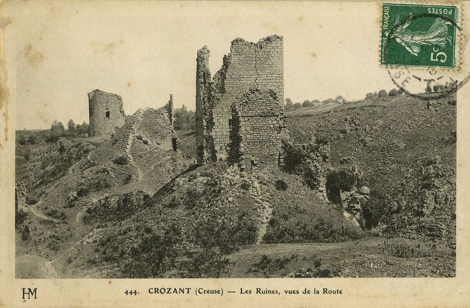 Carte postale ancienne : les ruines du château de Crozant depuis la route (s.d.).