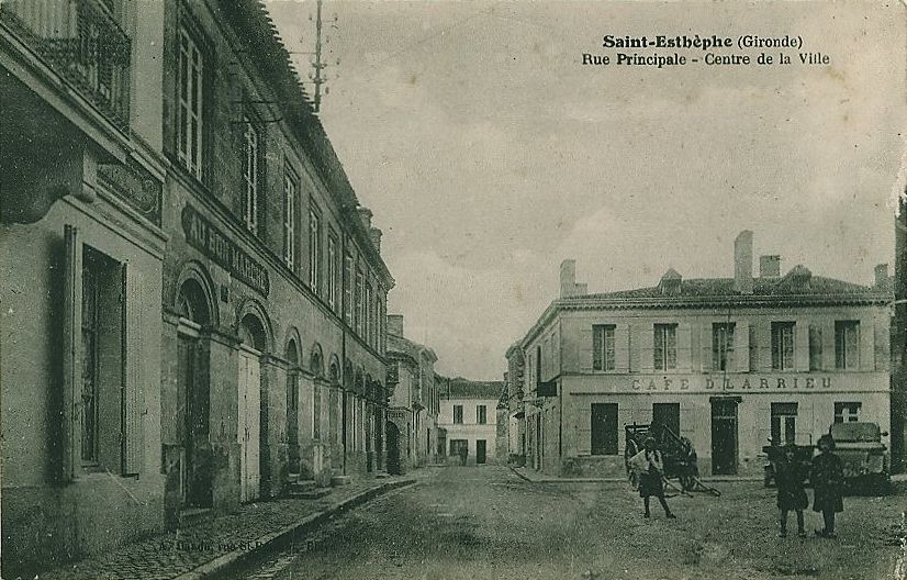 Carte postale, début 20e siècle (collection particulière) : rue principale, centre de la ville.