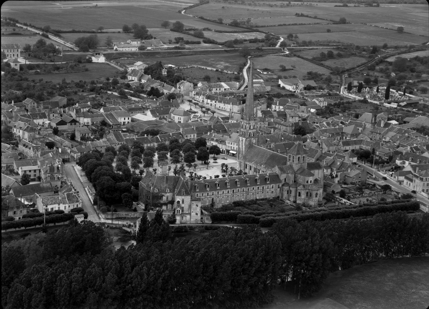 Vue aérienne du village de Saint-Savin depuis l'est, avec l'abbaye au premier plan, vers 1955 (fonds Henrard).