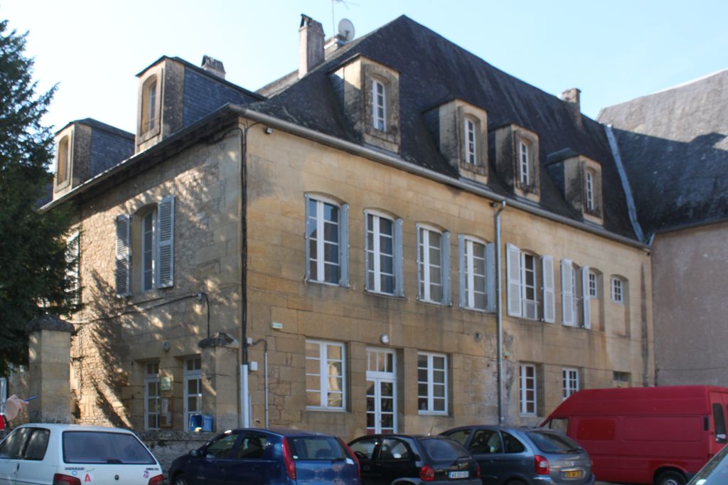 Corps de bâtiment principal, façade nord remaniée aux XIXe et XXe siècles.