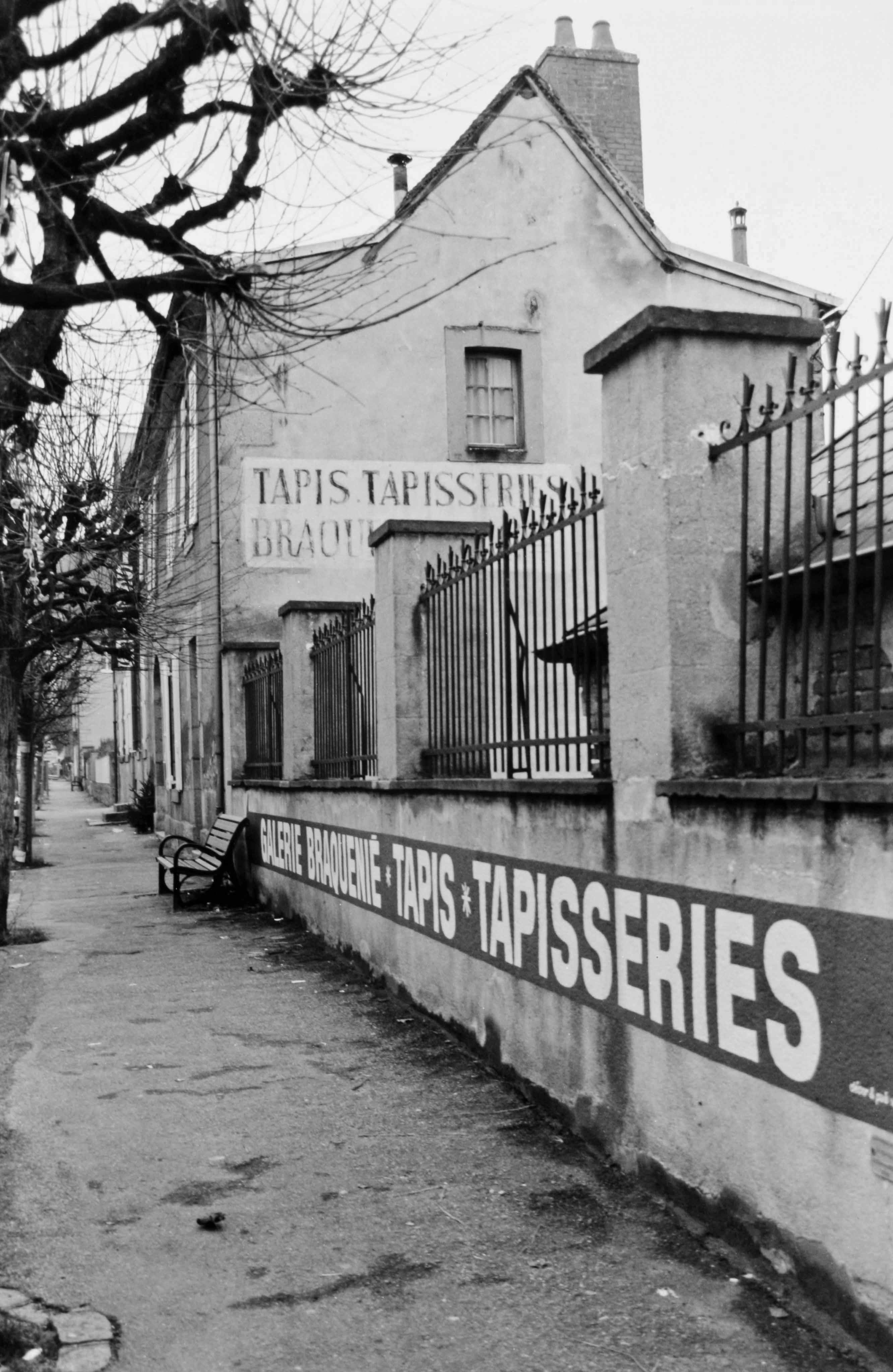 L'entrée de la manufacture, avenue de la République (reportage photographique de L. Yeghicheyan, 1992, Aubusson, Musée départemental de la Tapisserie)