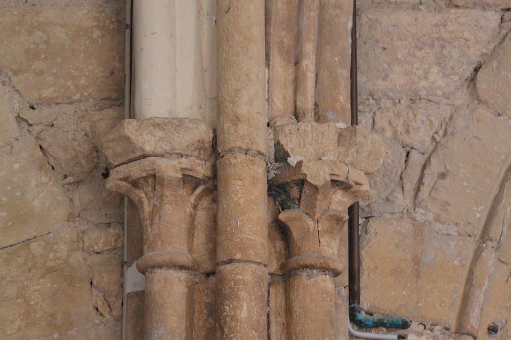 Retombée nord de la voûte sexpartite, mur nord-est : chapiteaux sculptés.