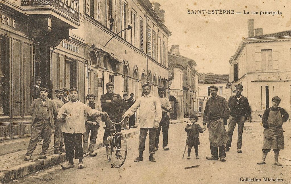 Carte postale, début 20e siècle (collection particulière) : Saint-Estèphe, la rue principale.