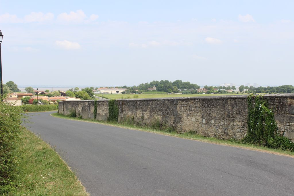 Mur de clôture à l'est du village, le long de la route menant au port.
