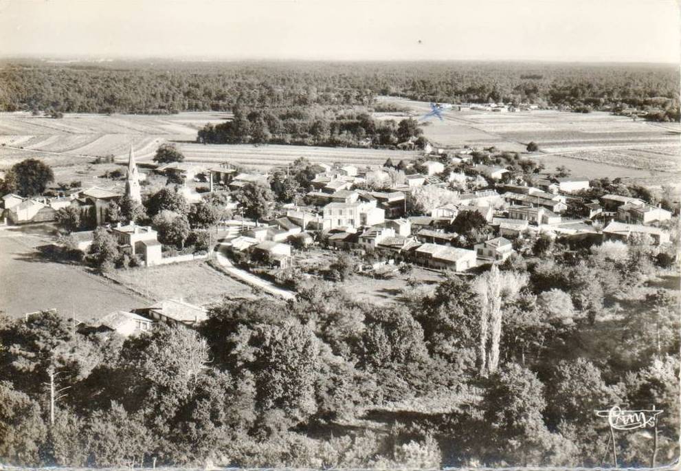 Vue aérienne du bourg depuis l'est, vers 1950.