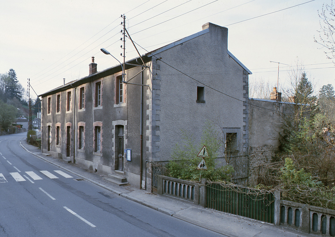 Vue générale de l'ancienne fabrique de tapis, située en alignement de la rue Jean Jaurès, à l'est du site.