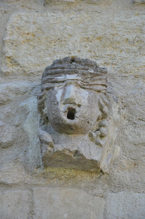 Ancien chai, pignon nord : détail de tête sculptée (remploi).