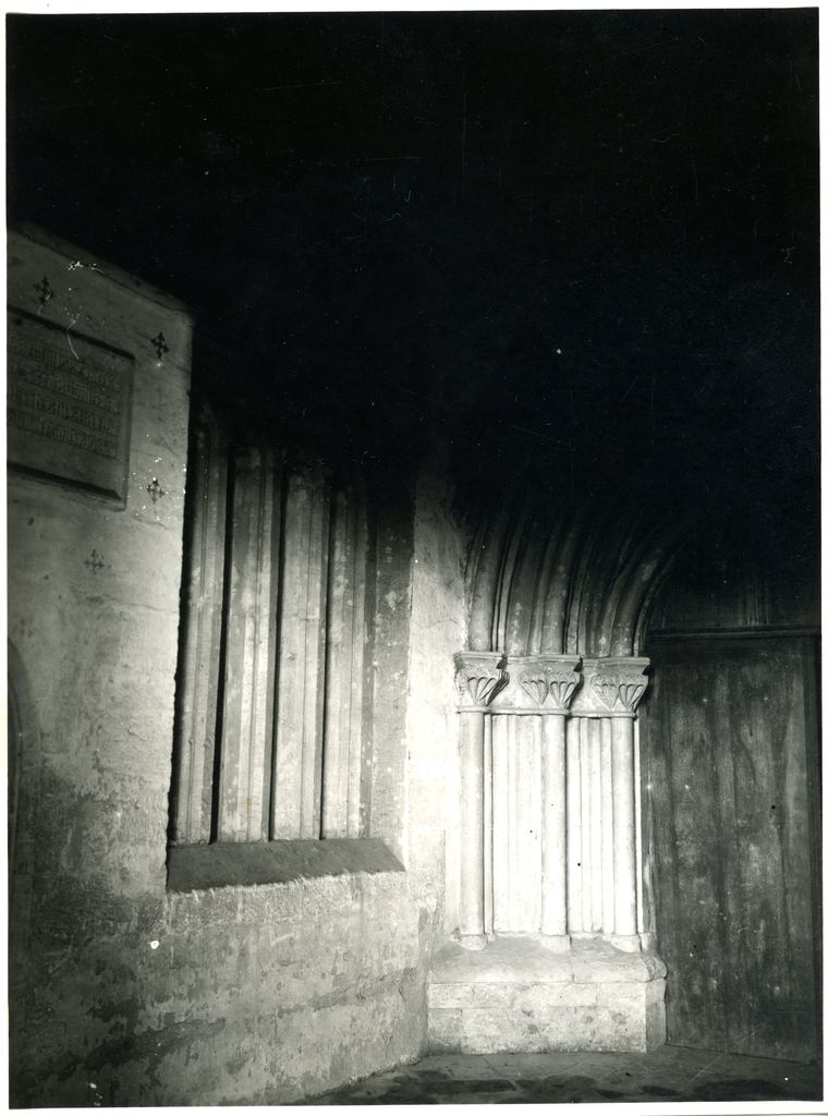 Vue du porche avec la claire-voie de la chapelle du Domec. Cliché Raymond Labat, Dax, milieu 20e siècle.