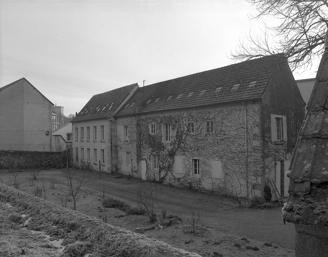 Vue générale de la façade postérieure du bâtiment principal (élévation nord), abritant les ateliers de tissage.