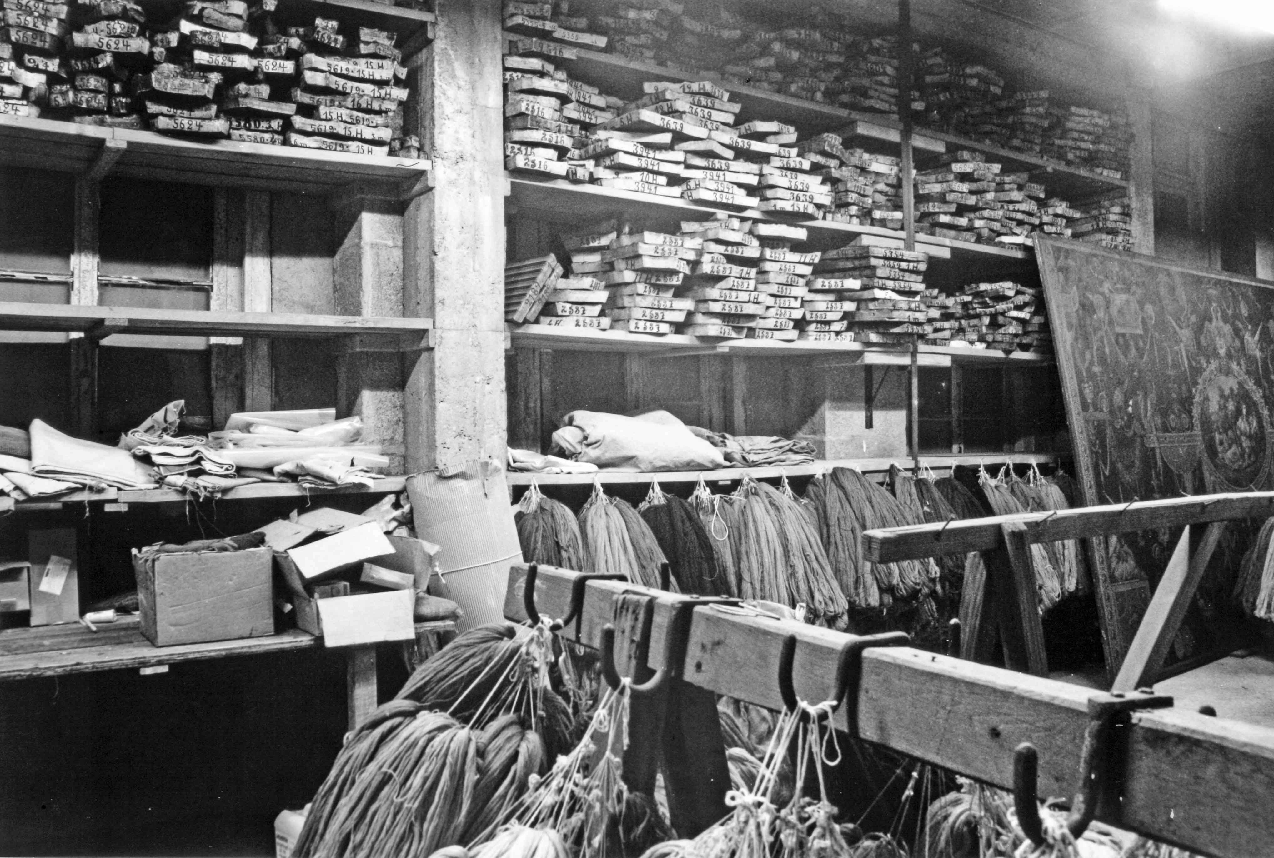 L'entrepôt des laines et des planches à impression (reportage photographique de L. Yeghicheyan, 1992, Aubusson, Musée départemental de la Tapisserie)