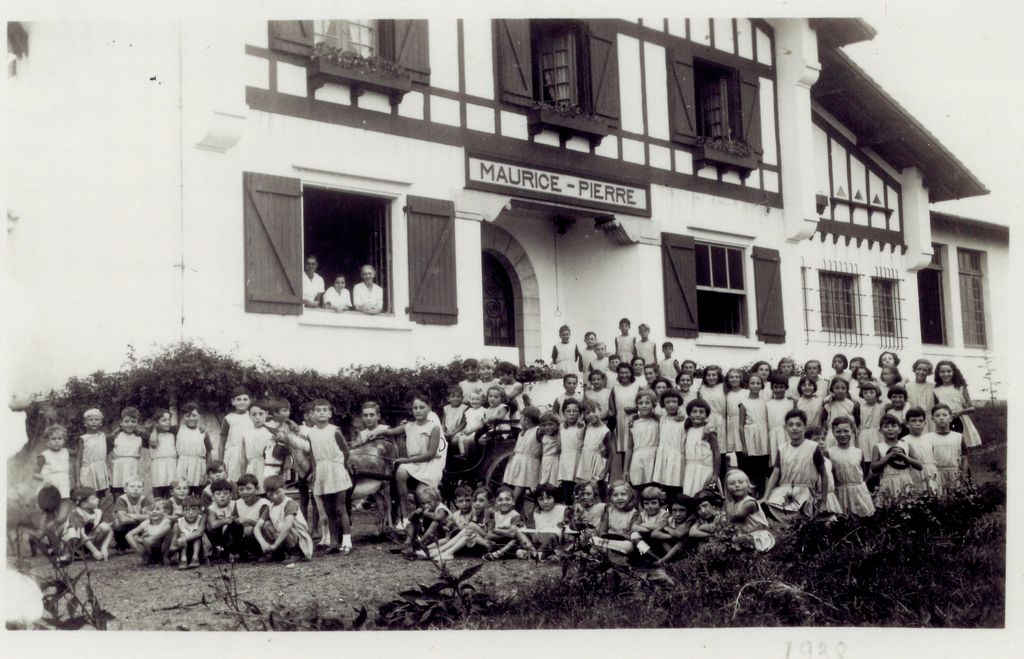 Les pensionnaires et les employés devant la façade principale, photographie, 2e quart du 20e siècle. 