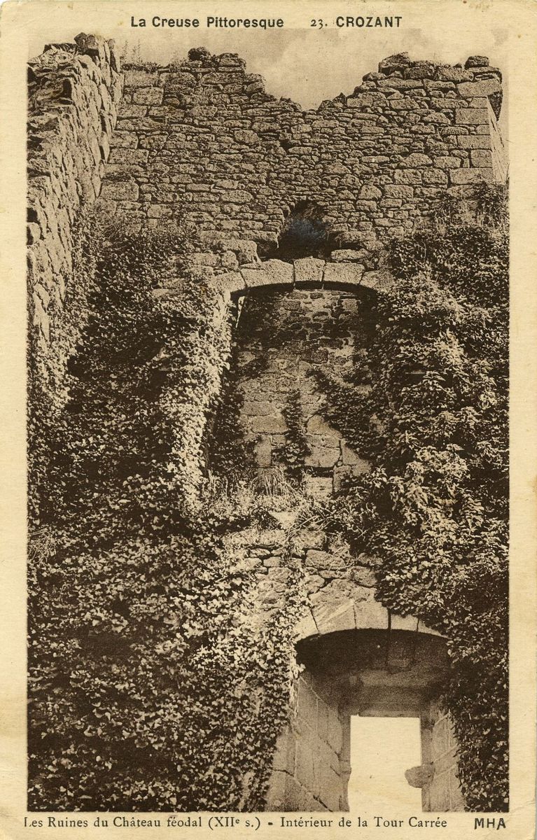 Carte postale ancienne : intérieur de la tour carrée (s.d.).