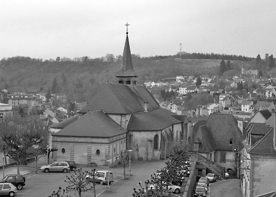 Vue générale de l'église Sainte-Croix depuis la colline du Chapitre. 