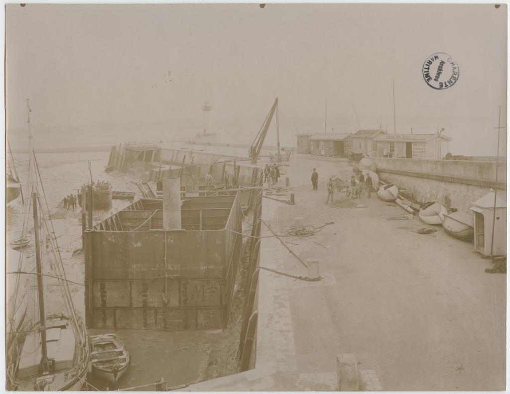 Caisson de chantier le long de la Vieille jetée lors de la construction de la jetée-débarcadère en 1896.
